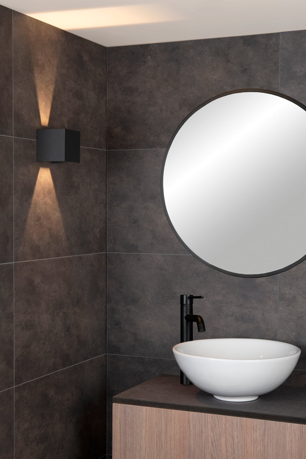 Lucide AXI LED væglampe, 2x7W 2700K, IP54, justerbar lysvinkel, Sort aluminium, moderne badeværelsesbelysning