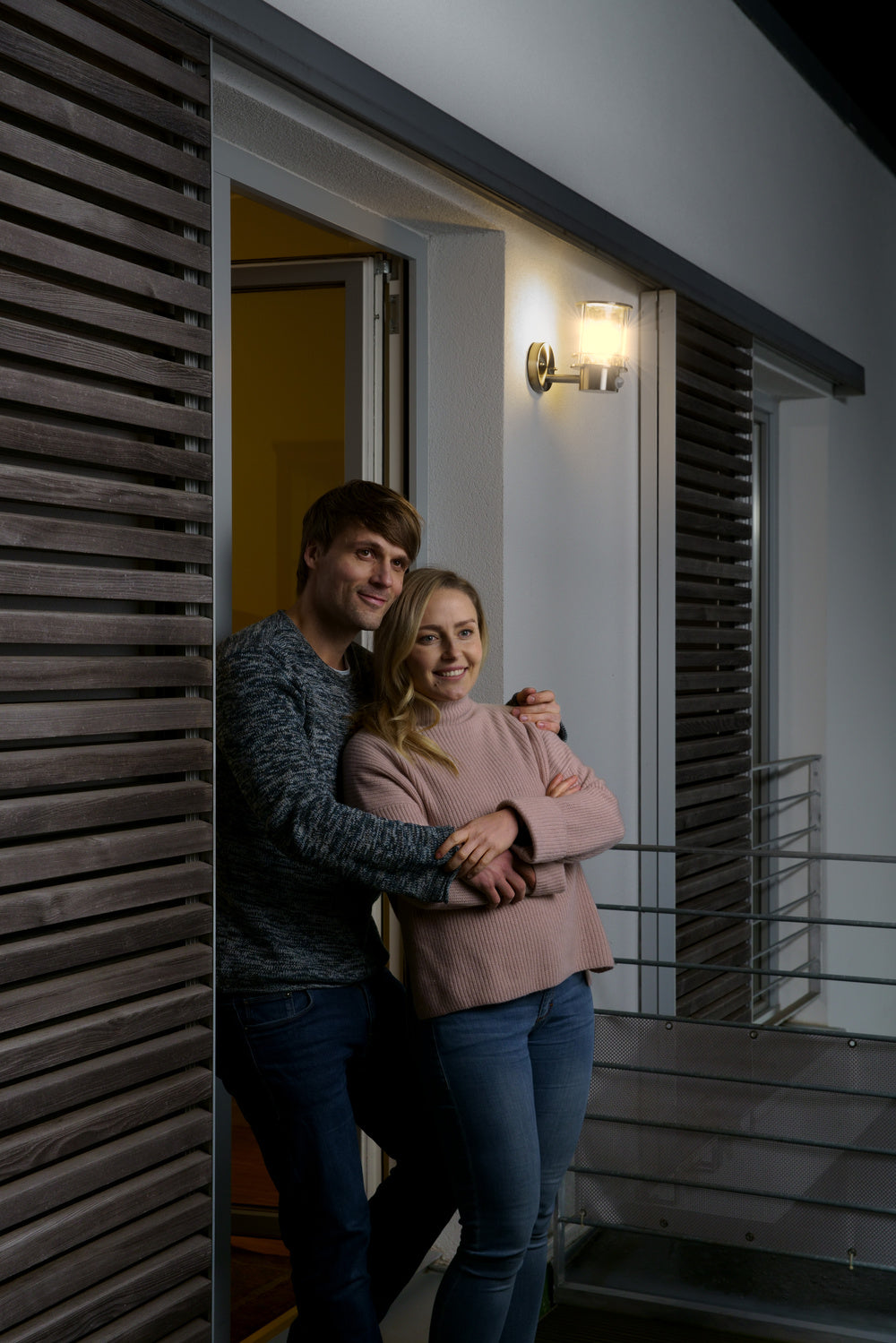 Ledvance ENDURA Classic Post Sensor Up E27 udendørs væglampe i rustfrit stål IP44 med bevægelses- og lyssensor